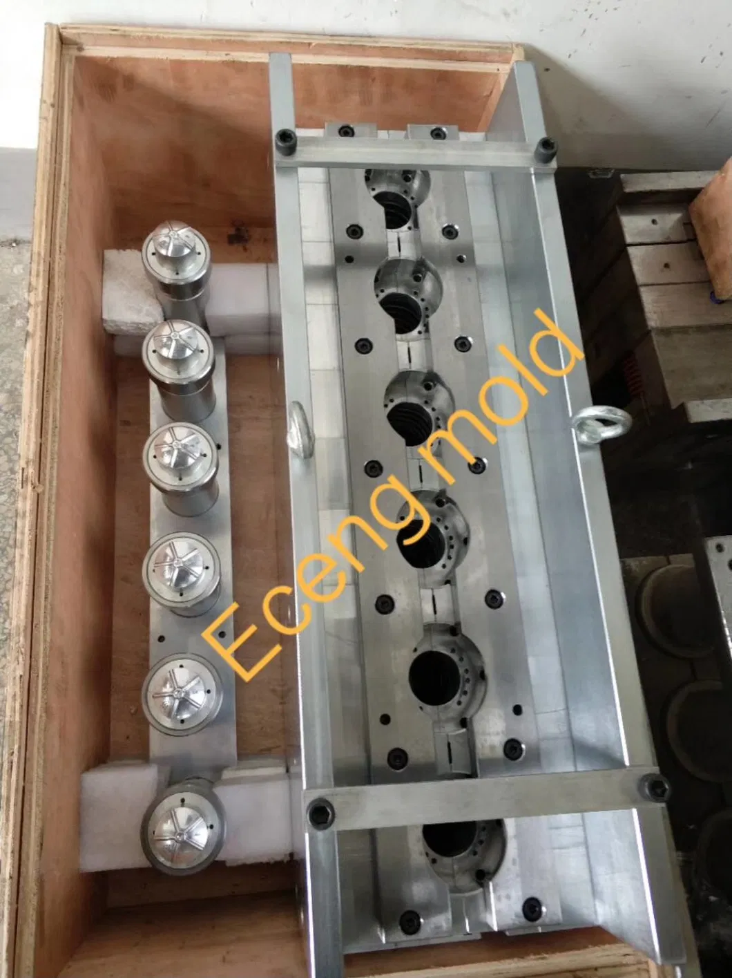 9000 Capacity Servo Motor Clamping Pet Bottle Blowing Machine up to 2L