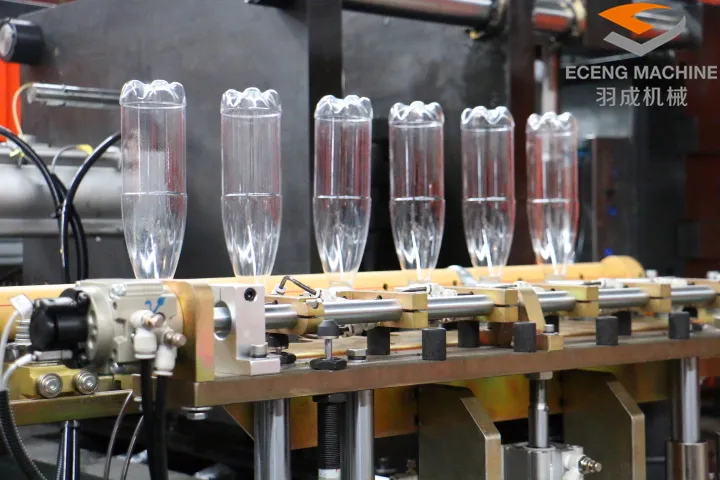 9000 Capacity Servo Motor Clamping Pet Bottle Blowing Machine up to 2L