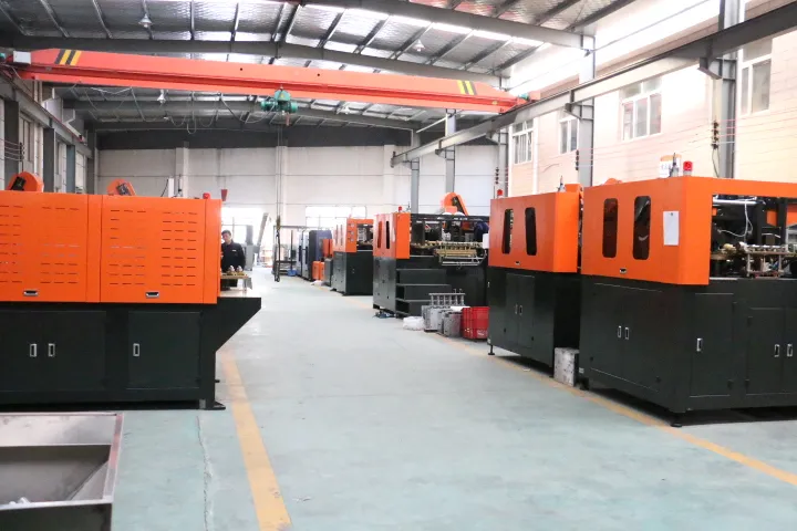 9000 Capacity Servo Motor Clamping Pet Bottle Blowing Machine up to 2L