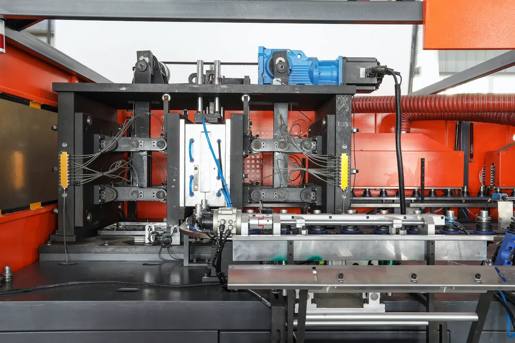 High Speed 6 Cavities Automatic Blow/Blowing Moulding/Molding Machine/Machinery with Servo Motors