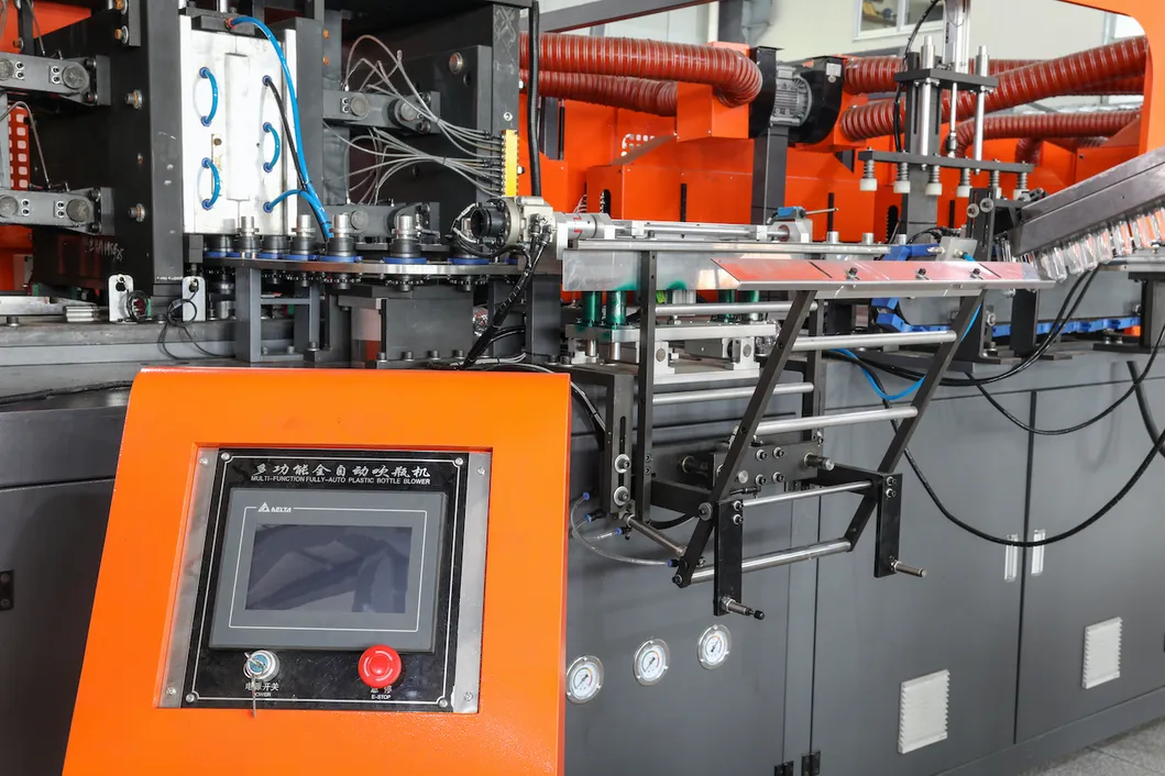 High Speed 6 Cavities Automatic Blow/Blowing Moulding/Molding Machine/Machinery with Servo Motors