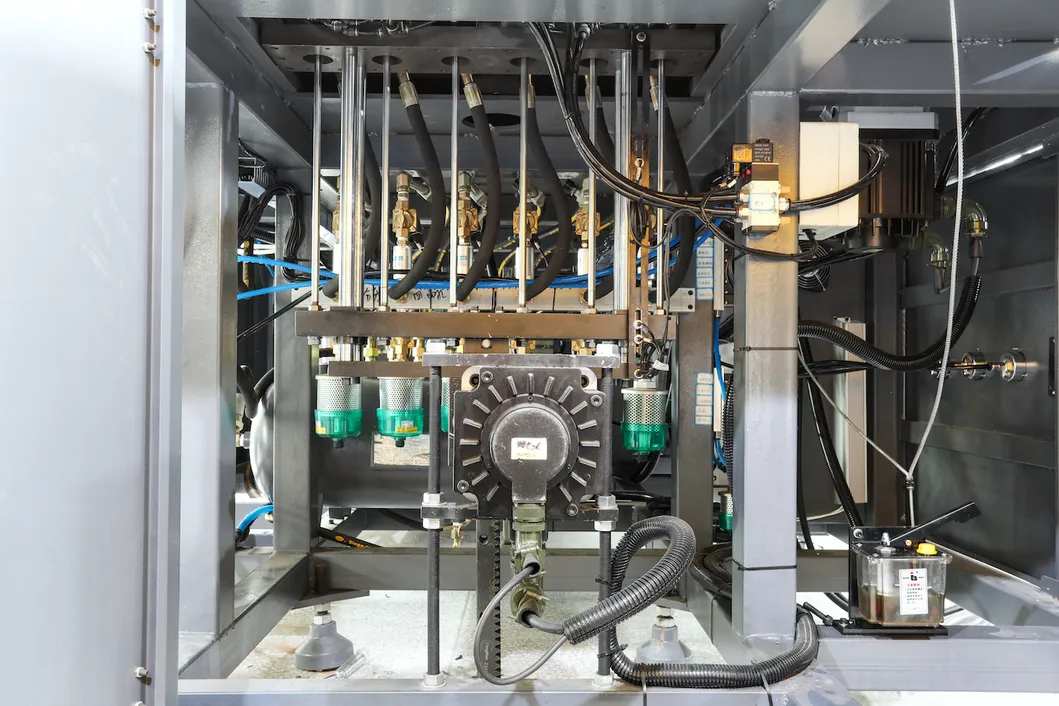 High Speed 6 Cavities Automatic Blow/Blowing Moulding/Molding Machine/Machinery with Servo Motors