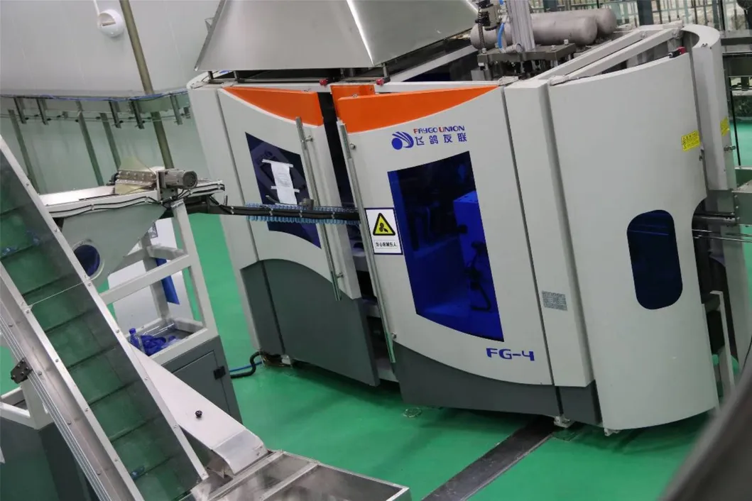 Plastic Pet Bottle Blow Molding Machine with Ce ISO